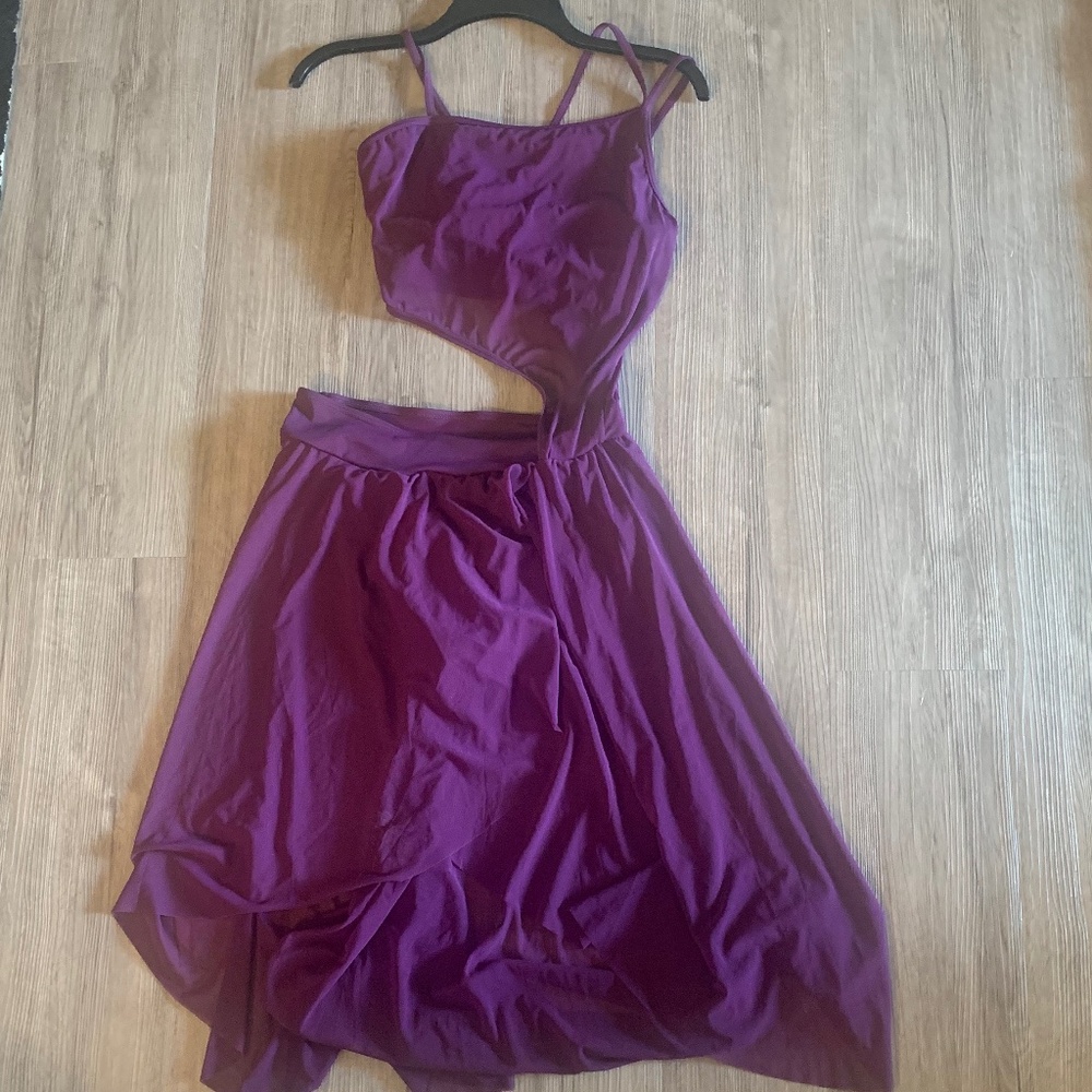 Dance revolution, purple costume